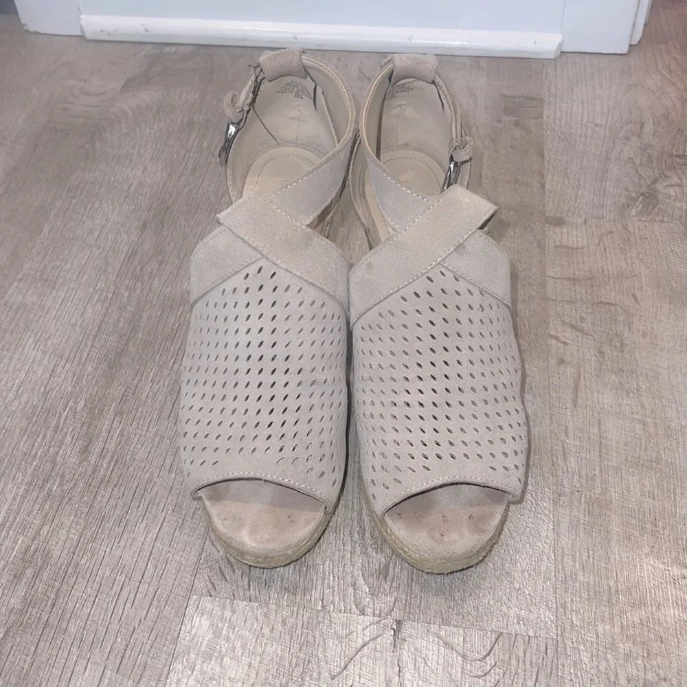 Marc Fisher Tan Wedges